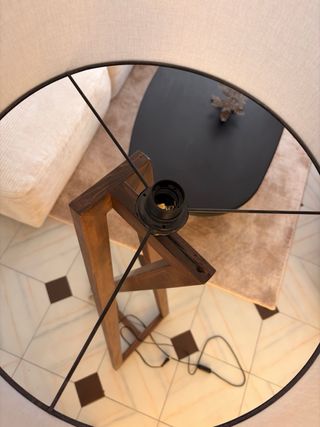 Lámpara de pie de madera y tela