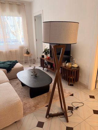 Lámpara de pie de madera y tela