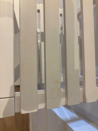 Estantería de madera blanca