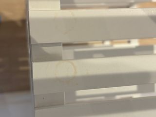 Estantería de madera blanca