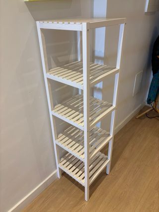 Estantería de madera blanca