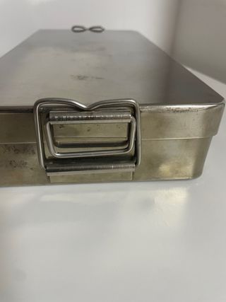Caja de acero inoxidable material médico