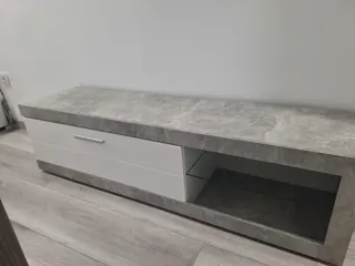 Mueble TV gris y blanco con cristal