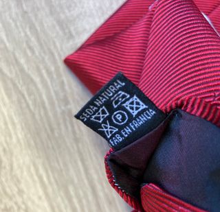 Corbata carmesï seda natural