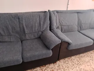 Sofá de tela azul y negro
