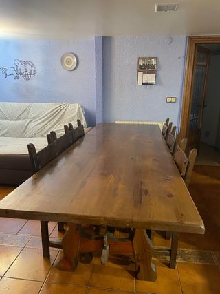 Mesa grande de roble macizo y sillas rústicas