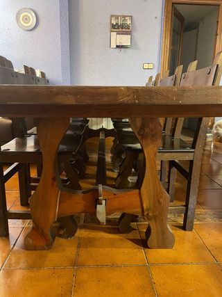Mesa grande de roble macizo y sillas rústicas