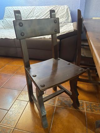 Mesa grande de roble macizo y sillas rústicas