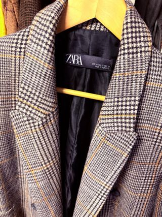 Abrigo Zara cuadros detalle marrón