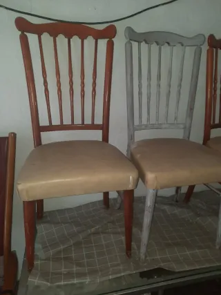 2 Sillas de madera y cuero marrones y grises