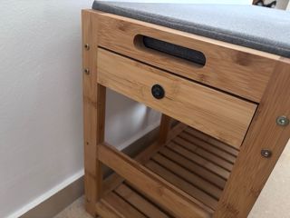 Banco zapatero de bambú con cojín gris