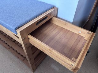 Banco zapatero de bambú con cojín gris