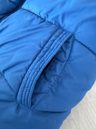 Plumífero azul con capucha