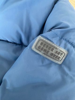 Plumífero azul con capucha