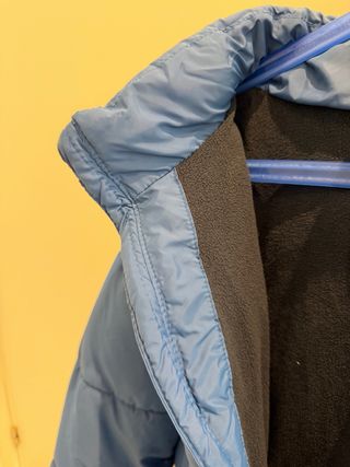 Plumífero azul con capucha