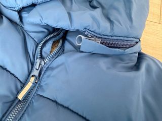 Plumífero azul con capucha