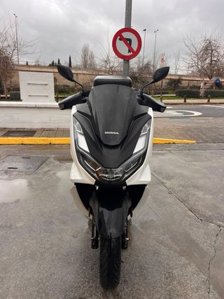Honda PCX 125cc Blanca y Negra