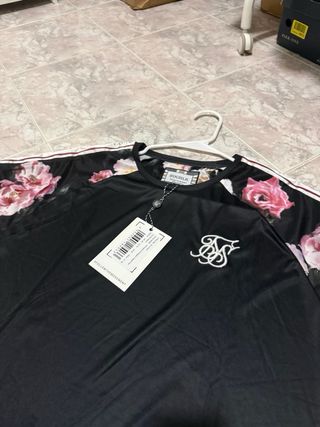 Camiseta SikSilk Negra Floral Manga Corta Talla M