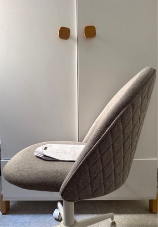 Silla de escritorio beige y blanca