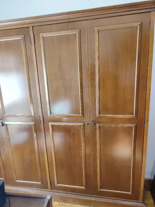 Armario de madera clásico