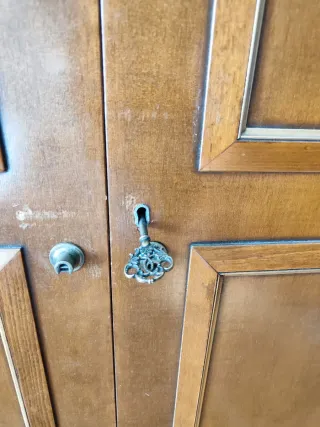 Armario de madera clásico