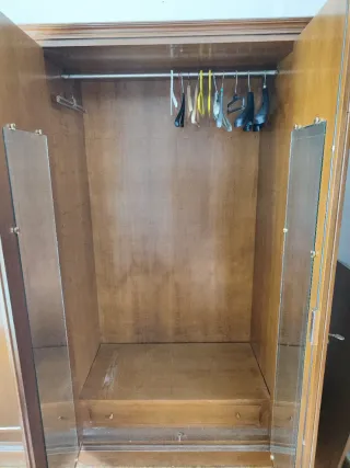 Armario de madera clásico