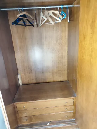 Armario de madera clásico