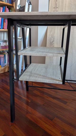 Escritorio con 2 baldas integradas