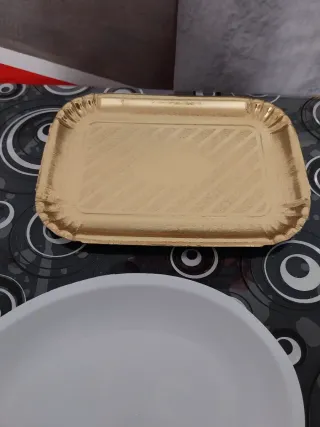 Vassoi cartone e plastica oro e bianchi