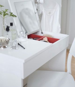 Tocador IKEA BRIMNES blanco con espejo (70×42 cm)