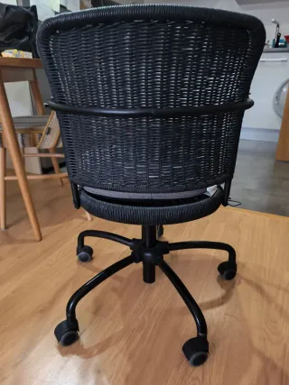 Silla de oficina mimbre con ruedas, negra.