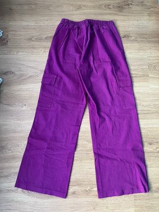 Pantalón cargo morado ancho