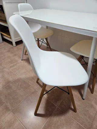 Mesa y 3 Sillas Blancas