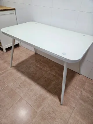 Mesa y 3 Sillas Blancas