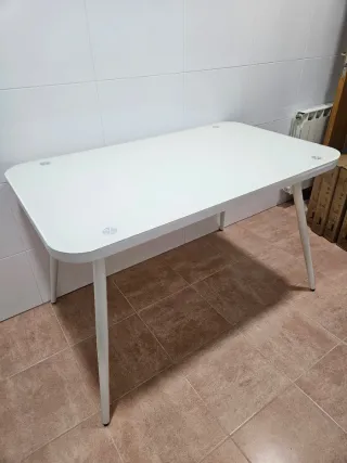 Mesa y 3 Sillas Blancas