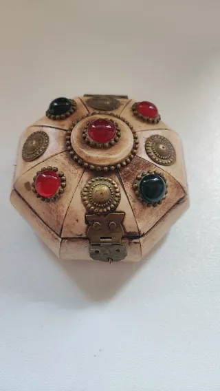 Joyero antiguo con piedras incrustadas