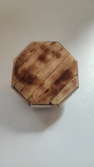 Joyero antiguo con piedras incrustadas