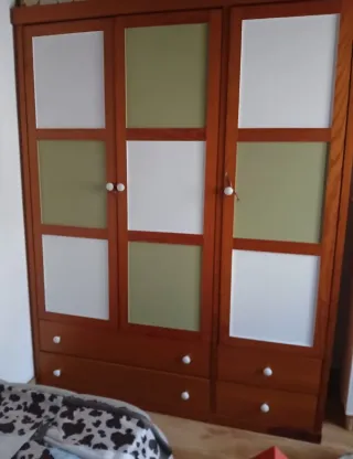 Armario de pino con puertas y cajones