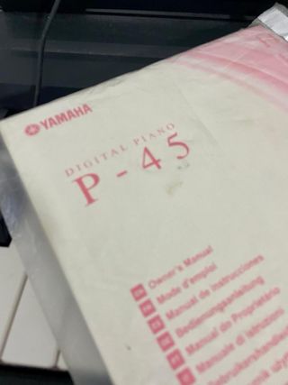 Piano Yamaha P45B con soporte, pedal y banqueta