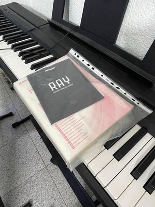 Piano Yamaha P45B con soporte, pedal y banqueta