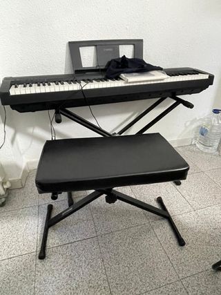 Piano Yamaha P45B con soporte, pedal y banqueta