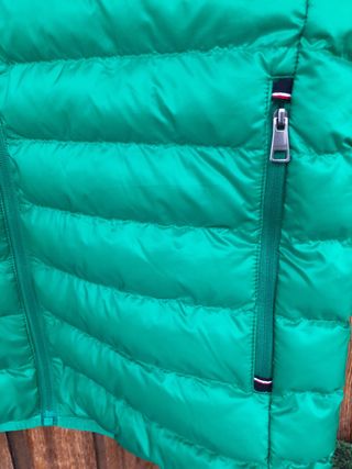 Chaleco Tommy Hilfiger verde con etiqueta Talla S