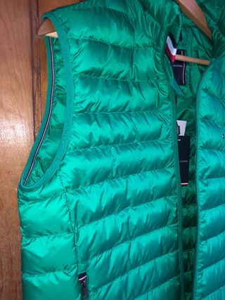 Chaleco Tommy Hilfiger verde con etiqueta Talla S