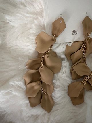 Pendientes largos marrones y dorados