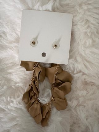 Pendientes largos marrones y dorados