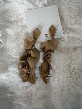 Pendientes largos marrones y dorados