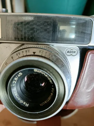 Cámara Adox con funda de cuero