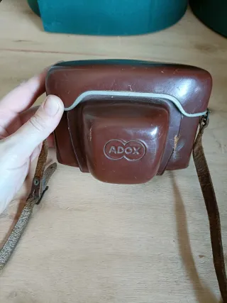 Cámara Adox con funda de cuero