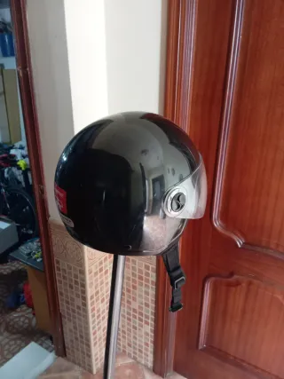 Casco negro con visera
