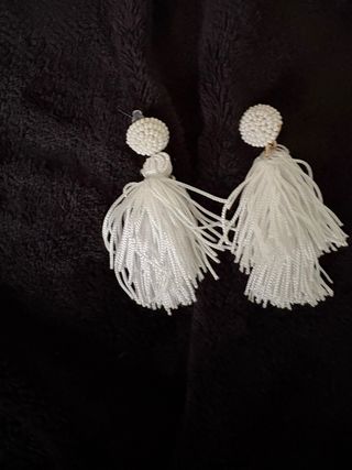 Pendientes blancos con abalorios y flecos